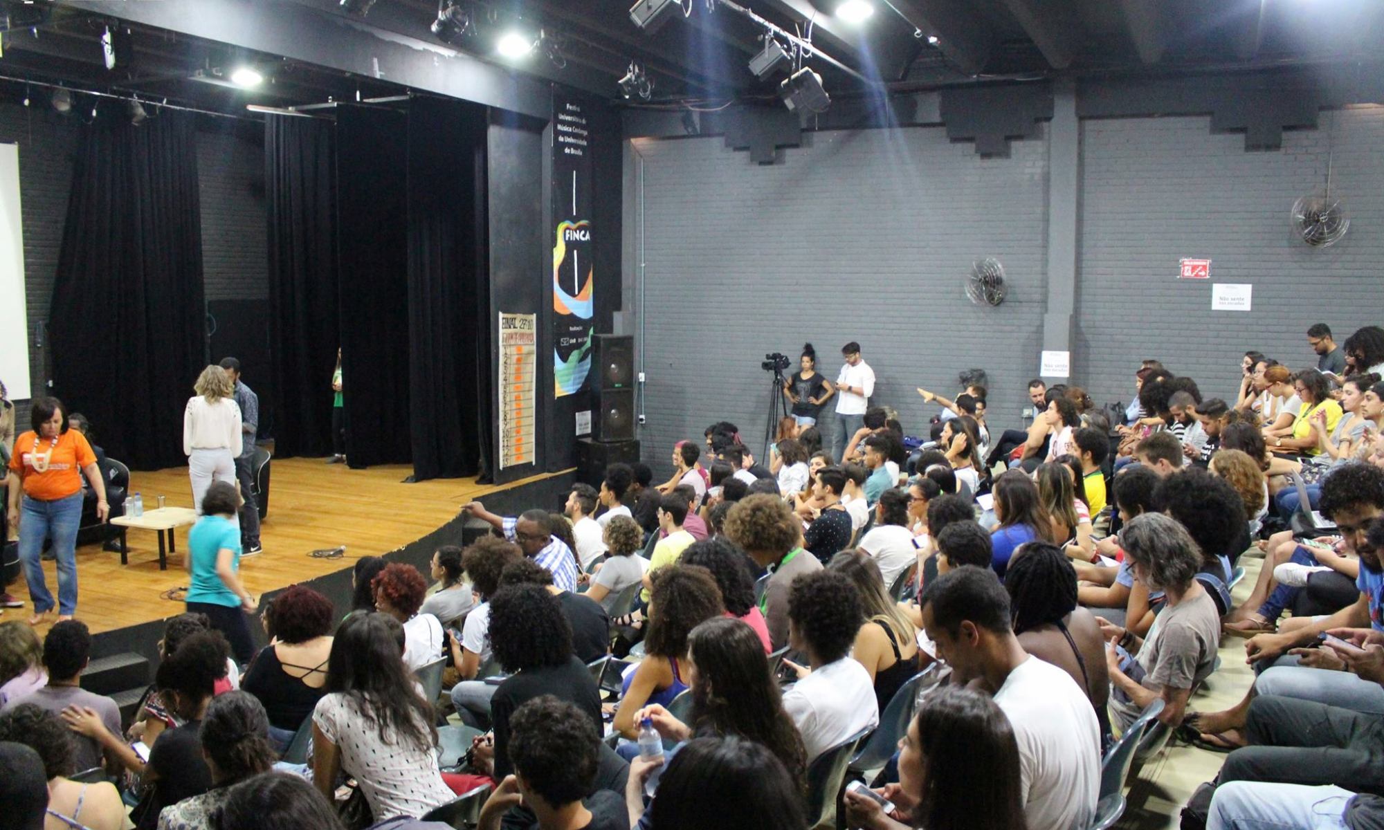 Imagen de un auditorio lleno en semana universitaria